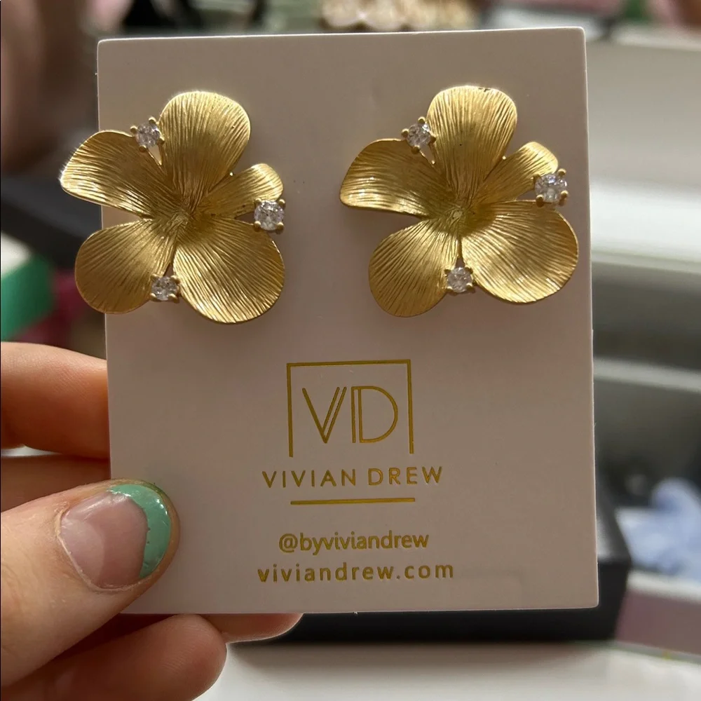 Vivian Drew gold earrings - Picture 5 of 5